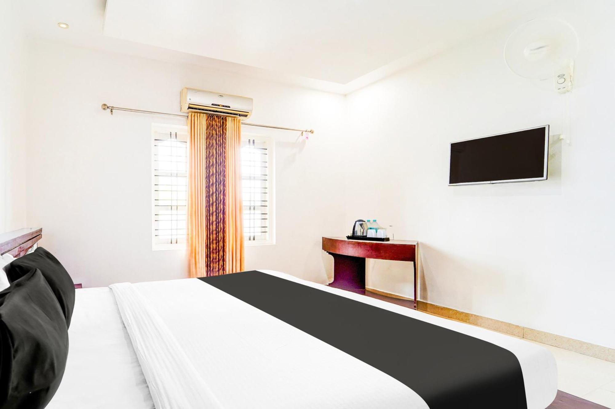 Hotel Super Collection O Kazhakuttam Near Al Saj Convention Centre à Andurkonam Extérieur photo