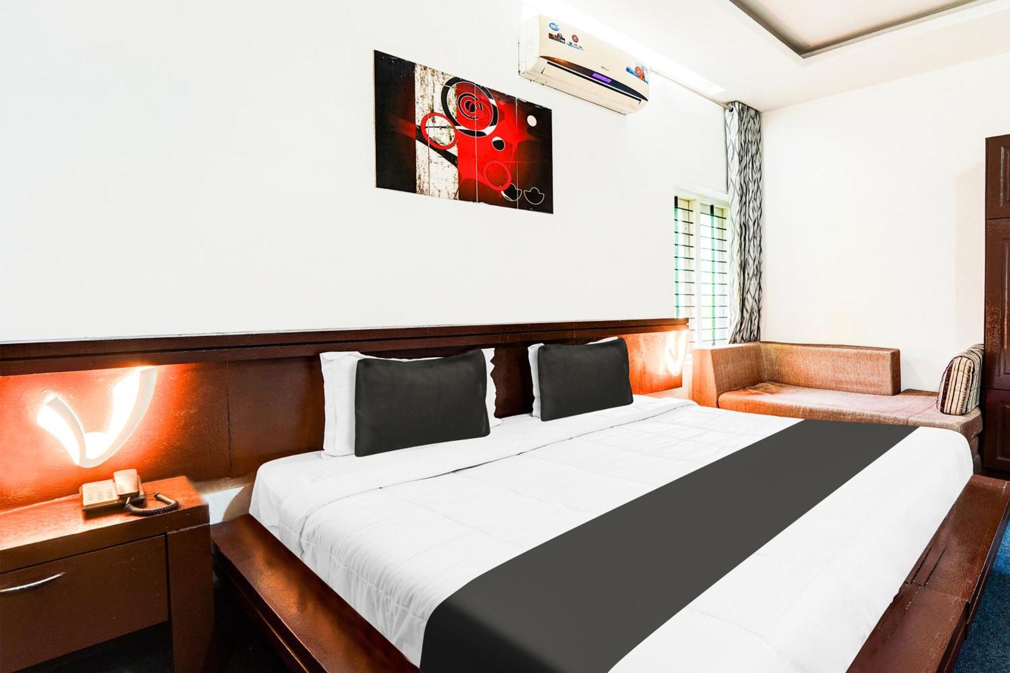 Hotel Super Collection O Kazhakuttam Near Al Saj Convention Centre à Andurkonam Extérieur photo