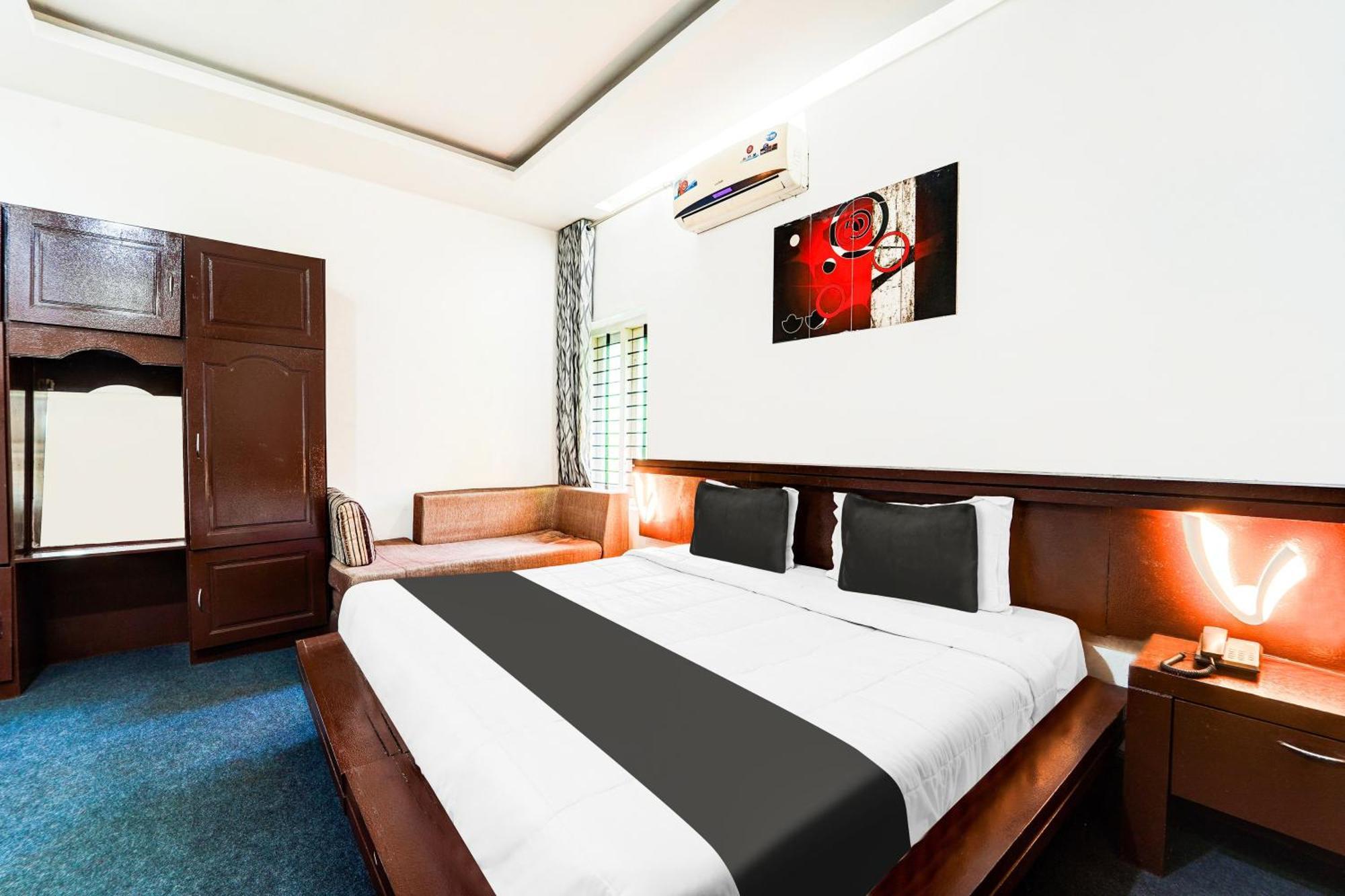 Hotel Super Collection O Kazhakuttam Near Al Saj Convention Centre à Andurkonam Extérieur photo