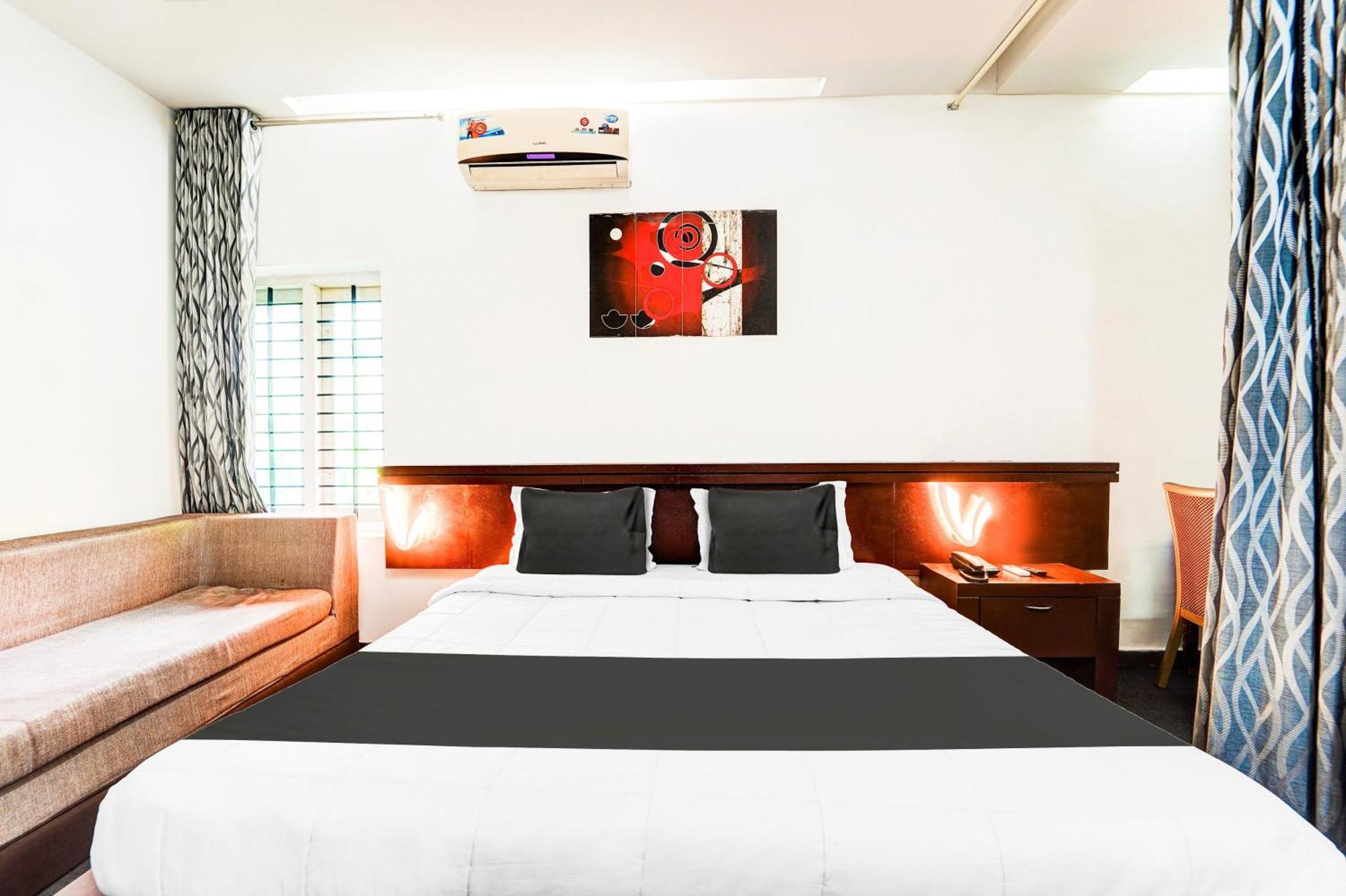 Hotel Super Collection O Kazhakuttam Near Al Saj Convention Centre à Andurkonam Extérieur photo
